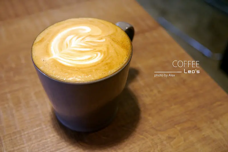 【中和】Leos cafe 小咖啡 ~ 隱身巷弄中的溫暖系咖啡館。有帥氣咖啡師老闆、環境靜謚、風格極簡、文青 / 中和區復興路 / 捷運南勢角站