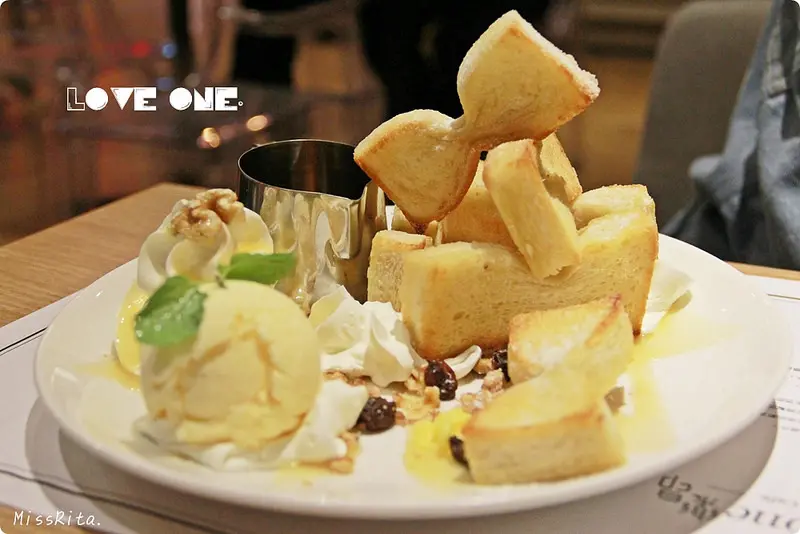 《食記》台中‧LoveOne樂昂咖啡，啾啾領結蜜糖吐司超吸睛★