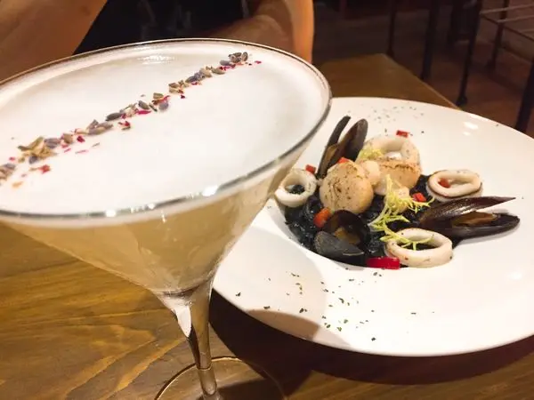 【食記】台北大安｜The Scent 餐酒館｜在英式復古的宵夜酒吧享受無國界料理以及特調饗宴｜近捷運六張犁