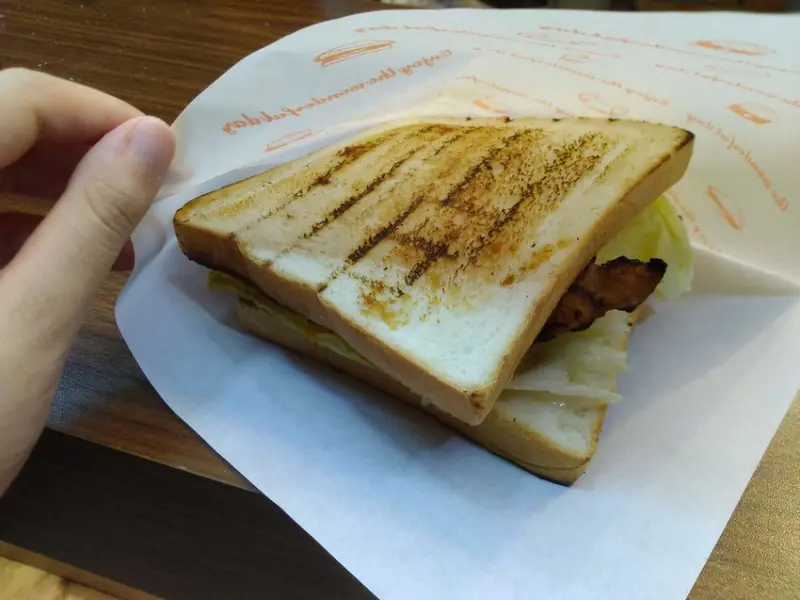 【新北美食】厚碳烤土司 - 樹林興仁花園夜市裡的熱門小吃,特製醬汁醃製肉片加上炭火烘烤吐司 @東吃東吃到處吃