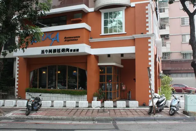 悠閒的中午來【黑牛阿根廷烤肉餐酒館】回味貴婦的尊貴生活