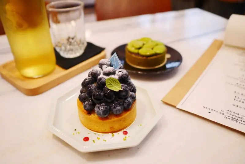 【新北】板橋 Ponpie 巷弄內的小清新咖啡店‧抹茶白玉塔‧莓果塔、草莓乳酪派‧質感法式甜點‧下午茶♡