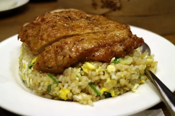 高雄左營區=<食>鼎泰豐(巨蛋店)~排骨蛋炒飯必點＊東西好吃難怪總是大排長龍＊台灣人喜歡、外國人尬藝的台灣之光=