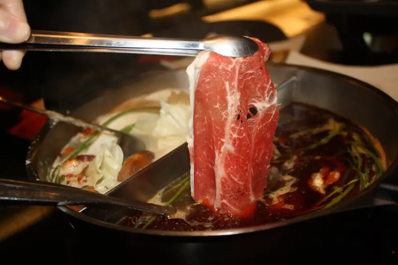 【台北麻辣鍋推薦】辛殿麻辣鍋(松江南京店) - 高級食材肉品無限吃到飽/哈根達斯,莫凡比冰淇淋無限暢飲