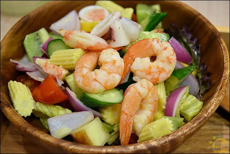 台中親子餐廳推薦。梨子咖啡崇德店(附最新菜單)。寬敞舒適大空間、大沙池、兒童繪本室、親子廁所、哺乳室等貼心規劃。聚會、親子用餐好選擇