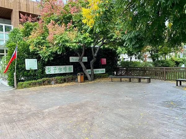 <食記>台中市北屯區-梨子咖啡館 崇德店~台中親子餐廳新地標~附設停車場~