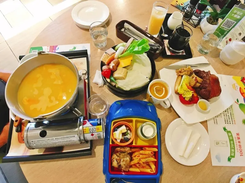 【美食】梨子咖啡館崇德店|台中親子餐廳推薦~餐點用心、空間滿分、繪本室和沙坑，溜小孩好去處