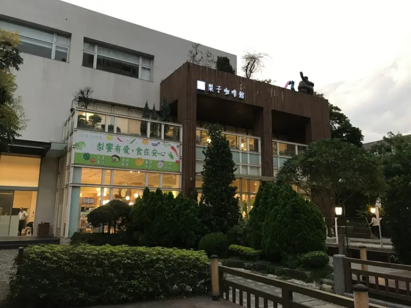 ［台中北屯］梨子咖啡館崇德店~台中親子餐廳推薦，有大空間及砂池供小孩玩耍，餐點多樣化，出餐速度快服務也不錯