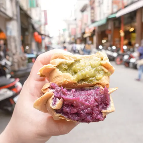 迪化街美食。永樂車輪餅  永樂市場爆餡浮誇車輪餅  飽滿不甜膩綿密紫薯地瓜