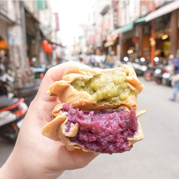 迪化街美食。永樂車輪餅  永樂市場爆餡浮誇車輪餅  飽滿不甜膩綿密紫薯地瓜