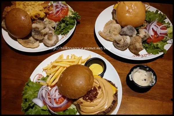 『呷』「捷運景美站」☆ Bravo Burger 發福廚房 ☆ 份量多到用刀切吃漢堡