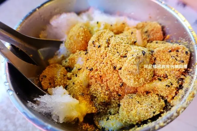 寧夏夜市美食 ▶ 祥記橋頭客家純糖麻糬 ▶ 吃飽飽也抗拒不了的邪惡麻糬冰 燒麻糬+刨冰迸出好滋味 炎炎夏日就要來一碗