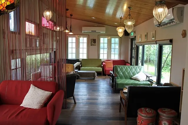 Duck Dock飛行碼頭 ，吹冷氣聊天的好地方，不限時 、可停車