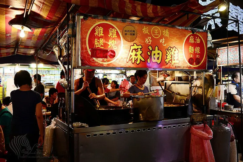 【美食】新北市。板橋區《王家好吃麻油雞》南雅夜市必吃！超人氣排隊小吃攤 超大土雞腿 x 麻油麵線 (捷運府中站/勝立百貨前)