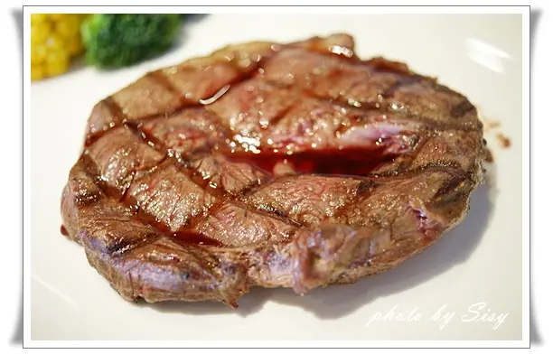 小惡魔炭燒牛排 ~ 超平價安格斯CHOICE等級原塊牛排，好吃的牛排就是要吃原汁原味！ 永和 中和牛排 豬排 雞排 ~ 宵夜好去處 ~ 台北捷運永安市場站美食 ~ 四號公園附近美食