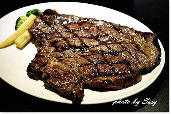 【台北中永和美食】小惡魔炭燒牛排 ~ 24 oz 比臉還大的上肩沙朗牛排，給你大口吃肉的快感~ 安格斯CHOICE級牛排 食尚玩家推薦 非凡美食大探索報導 ~ 新北市平價牛排