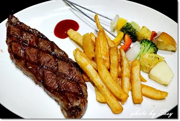 【中和美食】平價小惡魔炭燒牛排N訪~食尚玩家推薦，CP值超高！吃了會流淚，三不五時就想念