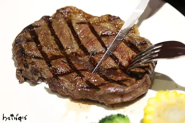 【食記】新北*中永和。小惡魔炭燒牛排*超平價原塊原味牛排不用兩百元就吃的到!豬雞排也都好吃 永安市場 景安站 碳烤餐廳 平價美食