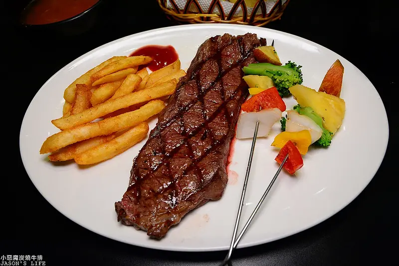 【新北│美食】中和排隊牛排館，爆漿餐包，無醬料讓你吃出牛排原汁原味，極力推薦極黑翼板。小惡魔炭燒牛排