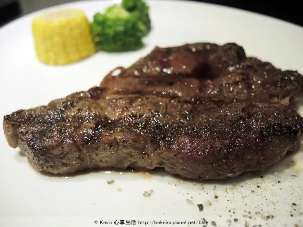 ▋〈食記〉。小惡魔炭燒牛排。超平價+高品質牛排（#CHOICE等級牛肉 #美國安格斯牛肉 #霜降嫩肩 #惡魔豬排 #CP值高 @中和 @永安市場站） ▋