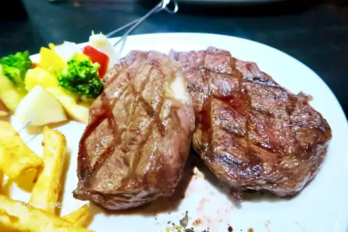 小惡魔炭燒牛排：肉食主義的喜歡「不要醬，只要一點海鹽的安格斯Choice」