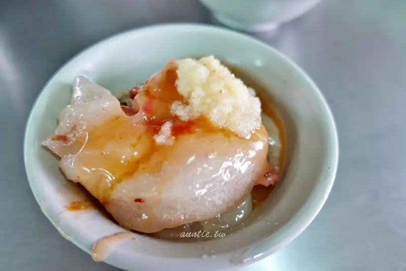 【新竹】鷹王肉圓 香腸配肉圓 蒜味濃厚Q彈紅糟肉圓推薦 香山區小吃 - 水晶安蹄 不務正業過生活