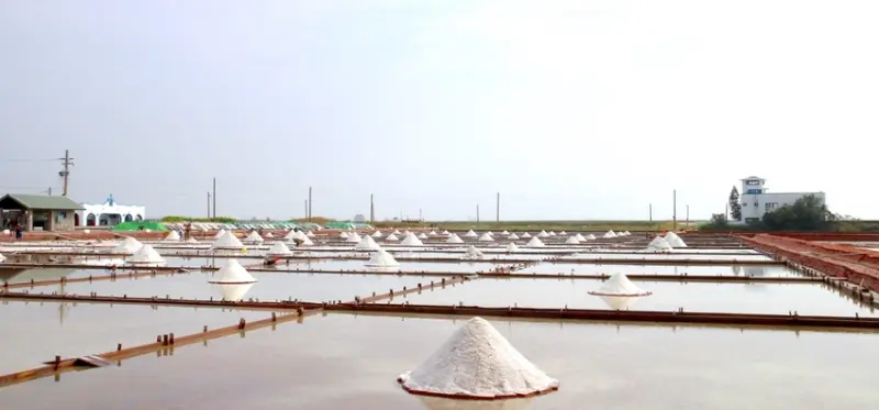 大台南必訪景點系列-北門區｜井仔腳瓦盤鹽田：來去鹽田追夕陽.吃美食.堆鹽田/全台現存歷史最悠久的鹽田.台灣必訪36秘境之一.親子旅遊好去處｜台南旅遊景點推薦.台南必玩.妳好南搞 - 進食的巨鼠