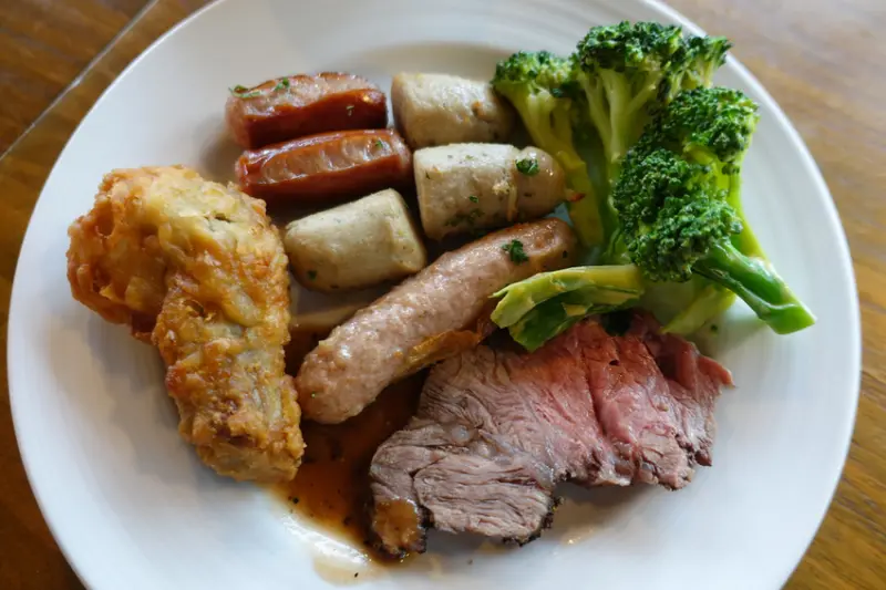 (胖樺食記)大安區推薦平價吃到飽「義饗食堂」/2019最新/爐烤肋眼牛排/現做義大義麵披薩/起司鴨胸海瓜子鮮蝦沙拉/台大台科證件壽星打折/婚宴謝師宴場地