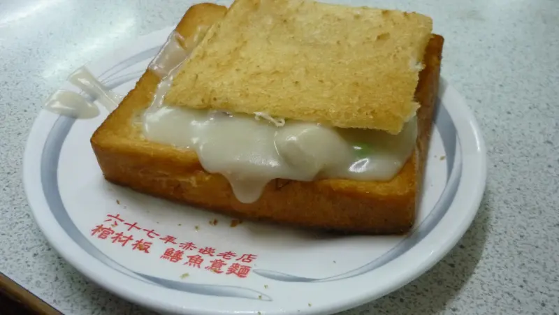 台南美食推薦-傳統的雙口感美味＂赤崁棺材板＂