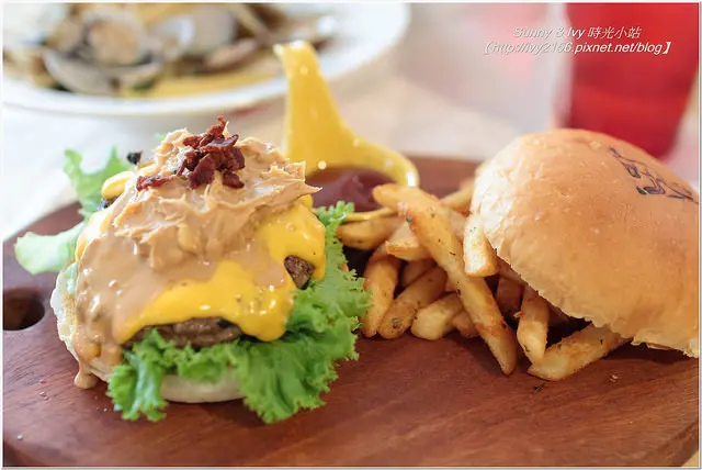 【新北永和美食】親子寵物友善餐廳 - OZ HOTEL 澳滋客棧。無論是小屁孩或毛小孩，都可以一起歡樂用餐