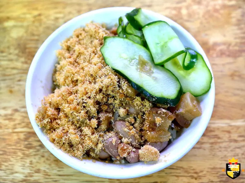 台南米糕／無招牌傍晚才營業／60多年老店／每日竹桶蒸煮米糕／保留古早味粽葉米糕／在地人從小吃到大／用餐時段人潮滿滿