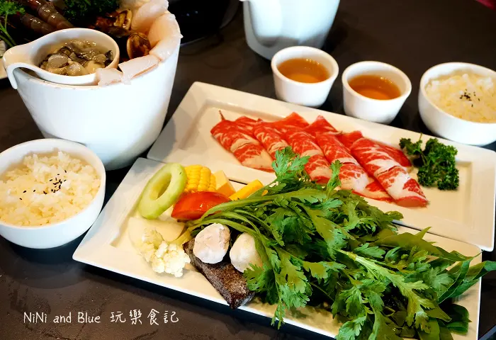 【台中】紅湯麻辣火鍋HOMETOWN。沒有太多辣油的麻辣湯，還有養生鍋可選!商業午間套餐