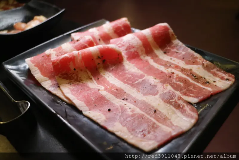 燒肉推薦~巷弄中平價吃到飽燒肉店"櫻花羿日式精緻炭火燒肉",美味哈根達斯冰淇淋讓你配燒肉爽爽吃到飽