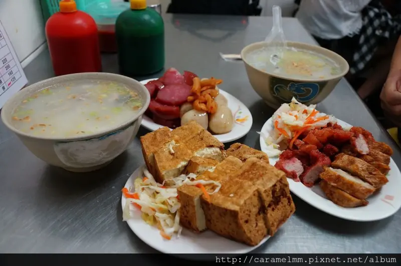 【台中西區】第五市場 鮮甜飽滿蚵仔粥+超彭派炸類小拼=紅燒肉/肉捲/米腸/炸豆腐/香腸  第五市場/樂群街