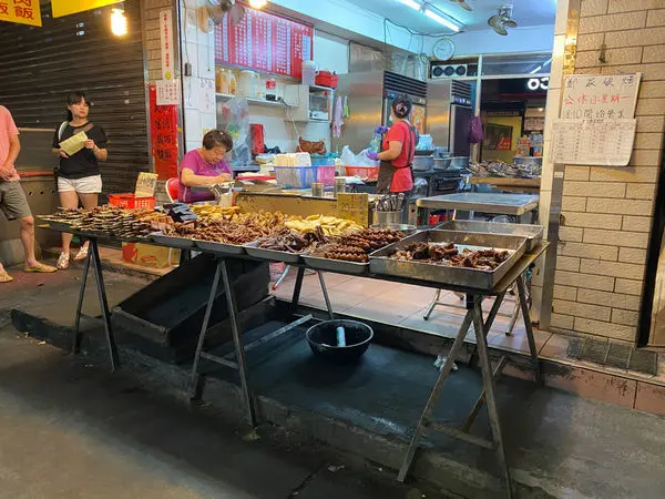 景美鄭家炭烤！先滷再烤香味四溢，景美夜市的排隊傳奇