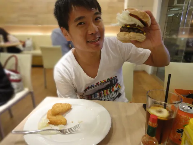 (美食 台北 市政府站) Phat Burger 肥漢堡 ~ 台北No.1爆漿花生醬漢堡~ 湯汁滿到漫出來!