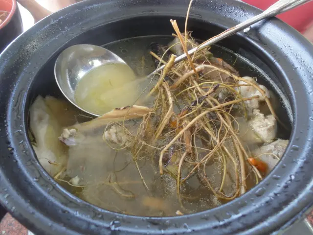 (美食 台中 新社) 中和高山土雞場 ~ 擁有絕美高山景觀的土雞餐廳! 必喝羊奶頭雞湯!