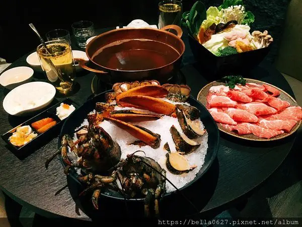 高雄美食推薦2020【銅花精緻涮涮鍋】新鮮活龍蝦饗宴，只容你口不融你手的桌邊剝龍蝦服務，高湯熬煮黃金粥~~極鮮到令人難忘!!!