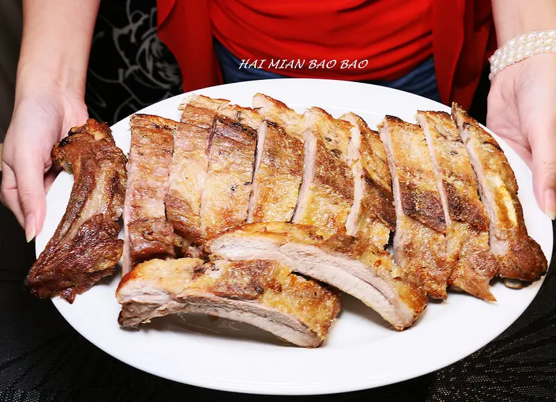 『義大利米蘭手工窯烤披薩-二訪』中秋節吃沙朗牛排+伊比利豬排+小羊排+豬肋排，還有美味月餅披薩，完整菜單(捷運松江南京站)