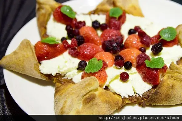 花花，甲飽沒【台北食記】義大利米蘭手工窯烤披薩 草莓星星甜pizza！裡頭還有包料唷