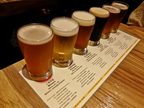 台北 西門站 在西門町看完電影, 來喝點啤酒吃點泰國菜吧!! Jolly Brewery