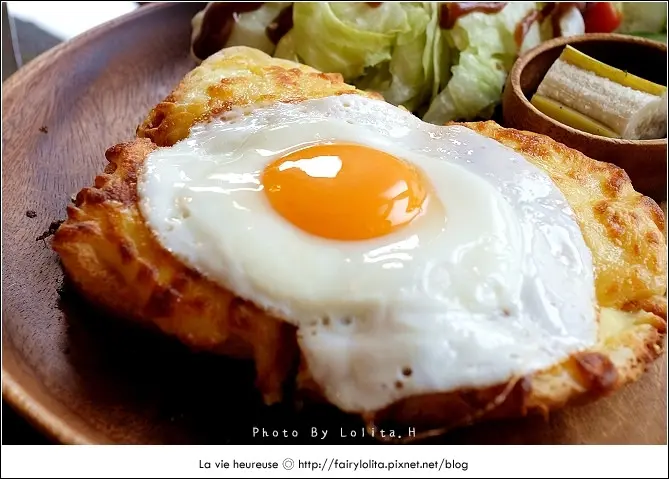 《中和♥食記》貓的美味之夢。當爆漿半熟蛋遇上熱騰騰的乳酪牽絲，來場慵懶的法式早午餐約會吧！