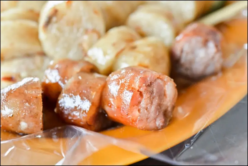 高雄美食【慈仁宮黑仕香腸】每次經過都是一堆人的廟口老牌香腸