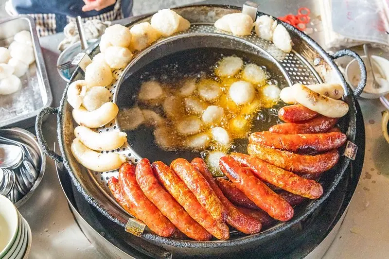 【屏東東港美食】東港正宗肉丸.第二市場三代七十年老店.老饕點法蒸、炸肉丸雙併.大腸三兄弟.15元四神湯一次全都嚐