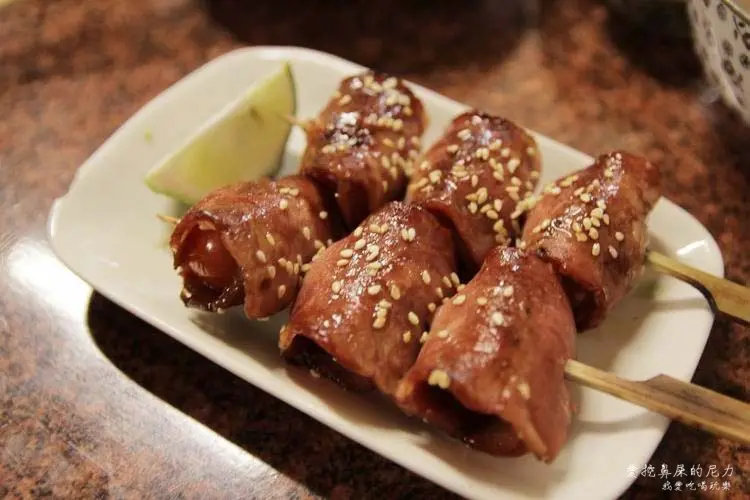 『食記』高雄小港。阿公級復古的噗噗車，賣著關東煮、日式串燒、青蚵