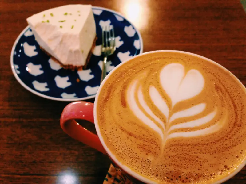 HUG CAFE 喝個咖啡吧 有貓咪有甜點有咖啡 ♥ 每個座位都有插座／附Wifi／不限時／完整菜單（新北中永和／捷運永安市場站）