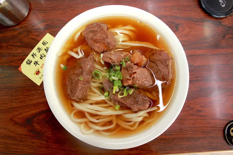 吃。高雄|鹽埕區。傳承老店的廚藝，網路知名美食，用餐人潮滿滿「銘邦港園牛肉麵」。