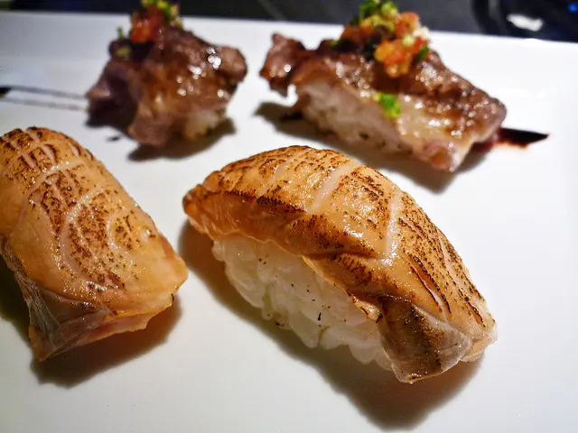 假夜店風的燒肉專賣店(牧島大墩)