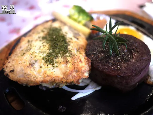 
【金門美食】紅屋頂庭園西餐廳-漁村港口賣牛排
