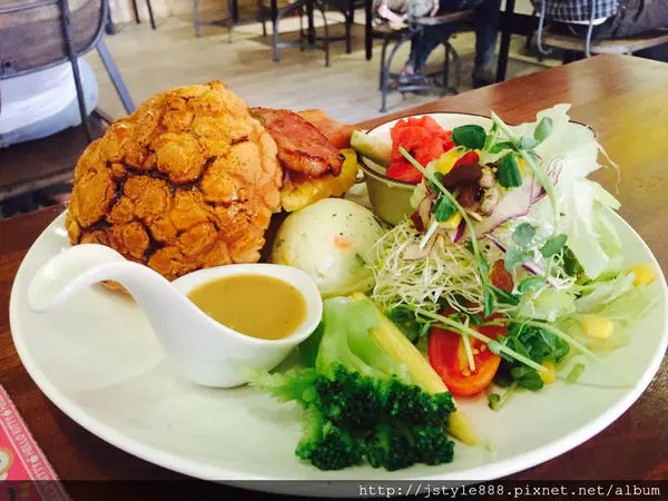 {板橋❤️早午餐} PUCHI LOFT<< 小倉庫>>高CP值霸氣菠蘿厚切培根堡